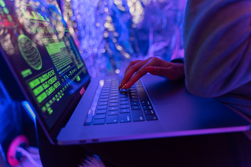 Hände tippen auf einer Laptop-Tastatur